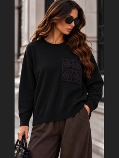Stylowy sweter w odcieniach czerni z ozdobną kieszenią